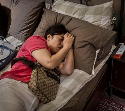 她睡觉总失眠,后来研究了风水学换个方位再也不用担心失眠了!