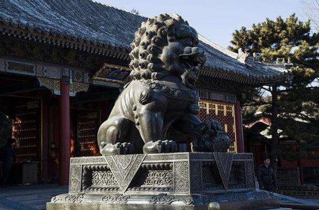 为什么古人喜欢在门口放两尊石狮子?原来它有这么多功能!