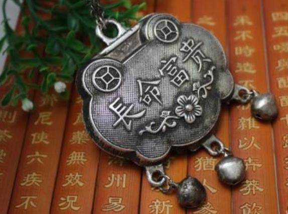 家长收藏!婴儿时期大多戴什么东西能辟邪保平安?!